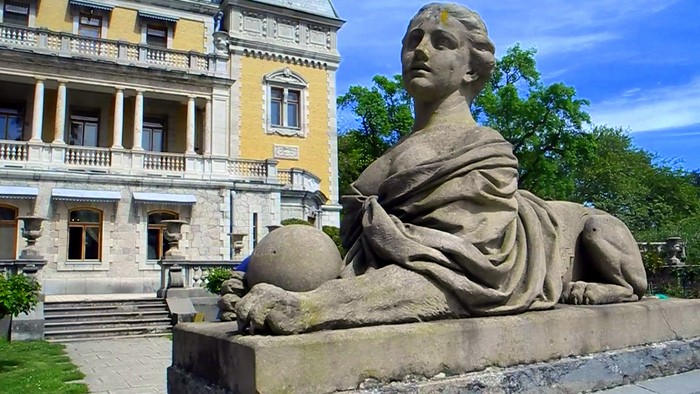 Романтический Массандровский замок, Сад ароматов и старинный грот