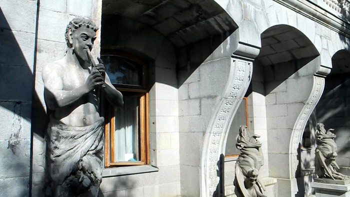 Романтический Массандровский замок, Сад ароматов и старинный грот