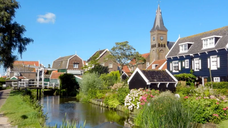 Традиционная рыбацкая деревня Маркен, расположенная менее чем в часе езды от Амстердама, — это путешествие во времени в старую Голландию. (Rick Steves, Rick Steves' Europe)
 | Epoch Times Россия