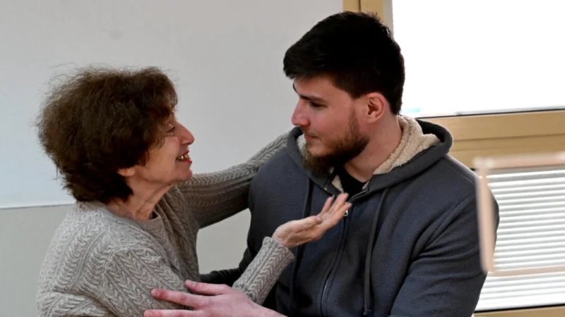 Освобождённый заложник Саша Труфанов с его бабушкой в Рамат-Гане, Израиль, 15 февраля 2025 года. (GPO/Handout via Reuters) | Epoch Times Россия