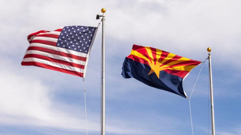 Флаги Аризоны и США в Терра-Виста, штат Аризона, 5 марта 2025 года. (John Fredricks/The Epoch Times) | Epoch Times Россия