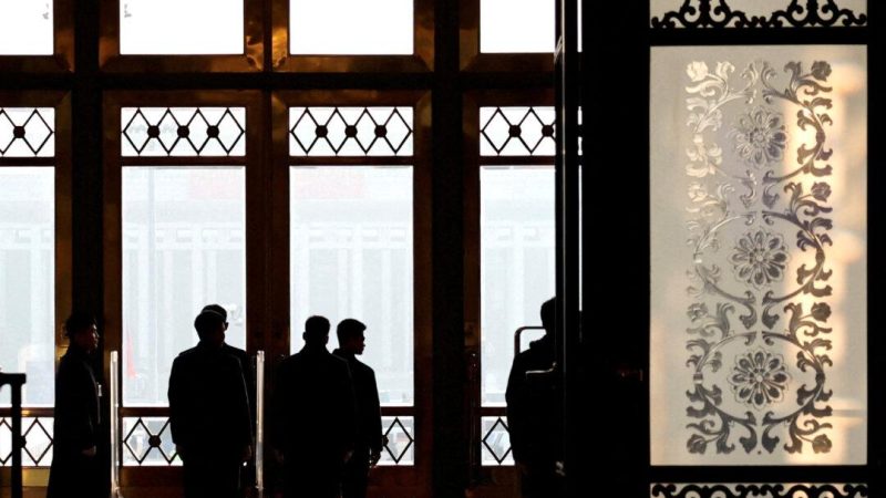 Сотрудники службы безопасности несут вахту на втором пленарном заседании Всекитайского собрания народных представителей в Большом народном зале в Пекине, Китай, 8 марта 2025 года. (Reuters/Tingshu Wang/File Photo) | Epoch Times Россия