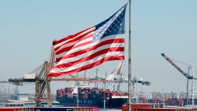 Флаг США развевается над контейнеровозом, разгружающим свой груз из Азии, в порту Лонг-Бич, штат Калифорния, 1 августа 2019 года. (Mark Ralston/AFP via Getty Images)