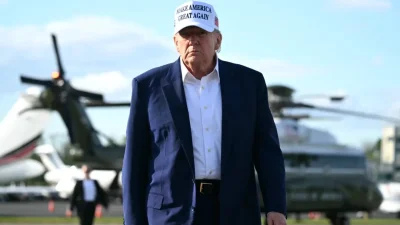 Президент Дональд Трамп беседует с журналистами перед посадкой на борт президентского самолёта Air Force One в муниципальном аэропорту в Морристауне, штат Нью-Джерси, 25 мая 2025 года, после проведения выходных в Нью-Джерси. (Saul Loeb/AFP via Getty Images)