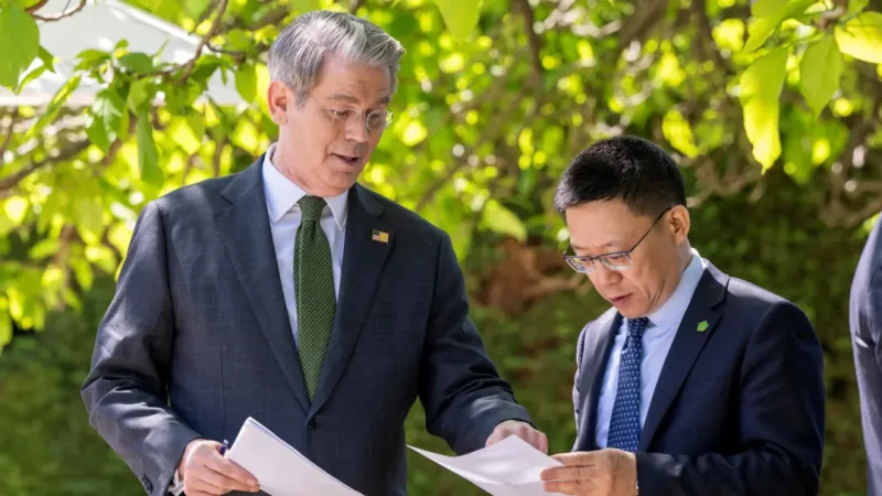 Министр финансов США Скотт Бессент беседует с вице-министром финансов Китая Ляо Минем в день двусторонней встречи между США и Китаем в Женеве, Швейцария, 11 мая 2025 года. (Martial Trezzini/Reuters) | Epoch Times Россия