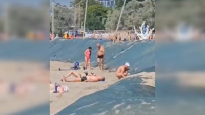 Мазут не помеха: на пляжах Анапы полно народу (видео)