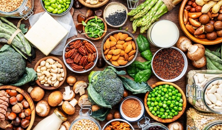 Растительная диета делает акцент на употреблении цельных продуктов растительного происхождения, включая фрукты, овощи, зерновые, бобовые, орехи и семена, и сводя к минимуму продукты животного происхождения. (Shutterstock)