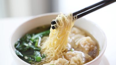 Миска лапши от незнакомца пробудила в сердце девочки благодарность к матери