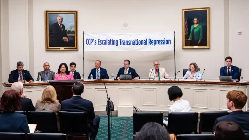 Генеральный директор Epoch Times Дженис Трей (3-я слева) выступает на мероприятии, посвящённом эскалации транснациональных репрессий со стороны Коммунистической партии Китая, на Капитолийском холме 6 июня 2025 года. (Madalina Vasiliu/The Epoch Times) | Epoch Times Россия