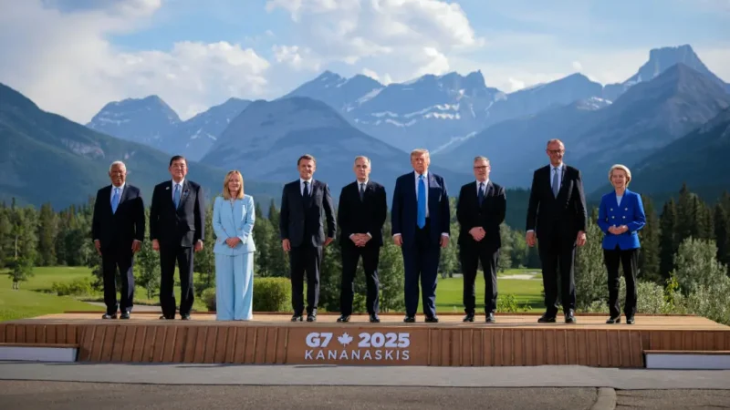 G7 поддерживает Израиль, называя Иран «источником нестабильности» (Слева направо) председатель Совета Европейского союза Антонио Коста, премьер-министр Японии Сигэру Исиба, премьер-министр Италии Джорджия Мелони, президент Франции Эммануэль Макрон, премьер-министр Канады Марк Карни, президент США Дональд Трамп, премьер-министр Великобритании Кейр Стармер, канцлер Германии Фридрих Мерц и председатель Европейской комиссии Урсула фон дер Ляйен во время саммита лидеров G7 в Кананаскисе, Канада, 16 июня 2025 года. (Chip Somodevilla/Getty Images) | Epoch Times Россия