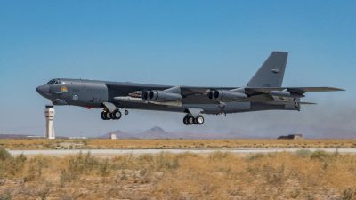 14 мая 2022 года с авиабазы Эдвардс в Калифорнии взлетает бомбардировщик B-52H Stratofortress с крылатой ракетой AGM-183A Rapid Response Weapon, или ARRW. (U.S. Air Force/Matt Williams via Reuters)