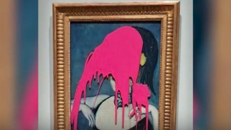 Протест экоактивиста: искусство против социальных приоритетов Залитая краской картина Пабло Пикассо L'htare («Куртизанка с ожерельем из драгоценных камней». (Скриншот/Пятый канал Новости/rutube.ru) | Epoch Times Россия