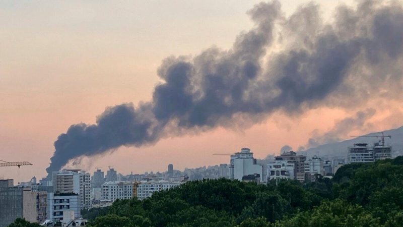 Дым поднимается над зданием государственного телевидения Ирана после израильского удара в Тегеране, Иран, 16 июня 2025 года. (AP Photo) G7 поддерживает Израиль, называя Иран «источником нестабильности»