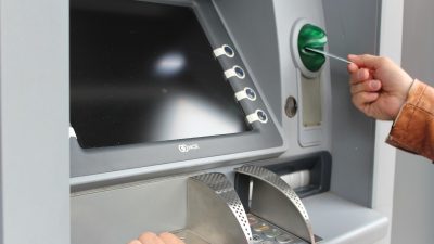ИП и самозанятые просят помощи у правительства РФ из-за блокировки карт и счетов
