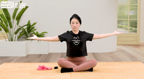 Упражнения на растяжку, которые снимут напряжение в шее и плечах и нормализуют артериальное давление