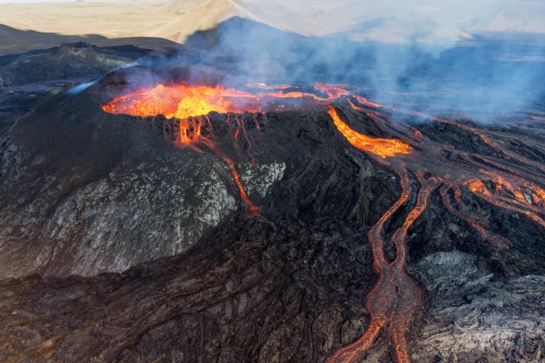 Что такое «стромболианское извержение»? Вулканолог объясняет, что произошло на горе Этна