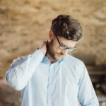 Упражнения на растяжку, которые снимут напряжение в шее и плечах и нормализуют артериальное давление