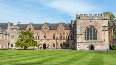 Дворец епископа: красота в церковной крепости