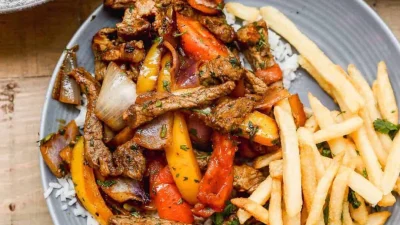 Ломо сальтадо — семейное блюдо из говядины, жареной со свежими овощами и картофелем