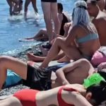 В Анапе купальный сезон в разгаре, галечные пляжи переполнены (видео)