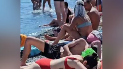 В Анапе купальный сезон в разгаре, галечные пляжи переполнены (видео)