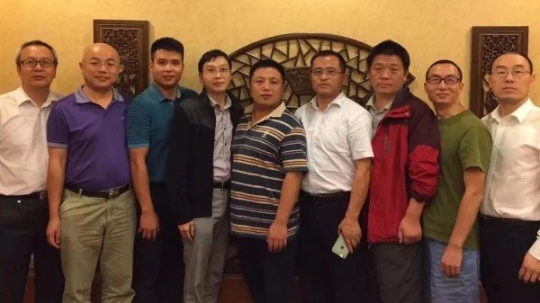 Адвокат У Лэй (четвёртый справа) заглядывает в самые тёмные уголки китайской системы правосудия. (Image: via Vision Times)
 | Epoch Times Россия