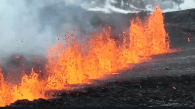 Исландский вулкан бьёт фонтанами лавы на Рейкьянесе (видео)
