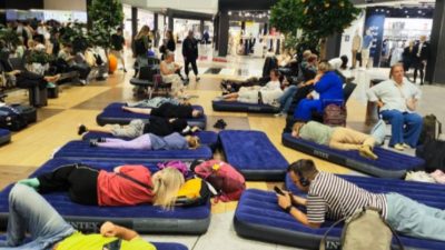 Матрасы вместо кресел: как в Шереметьево помогают застрявшим пассажирам