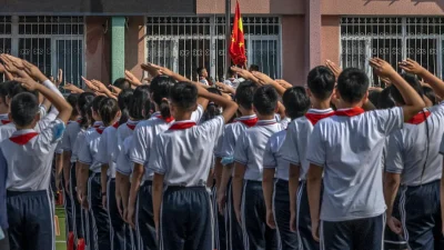 Бывший учитель рассказывает, как китайским школьникам промывают мозги