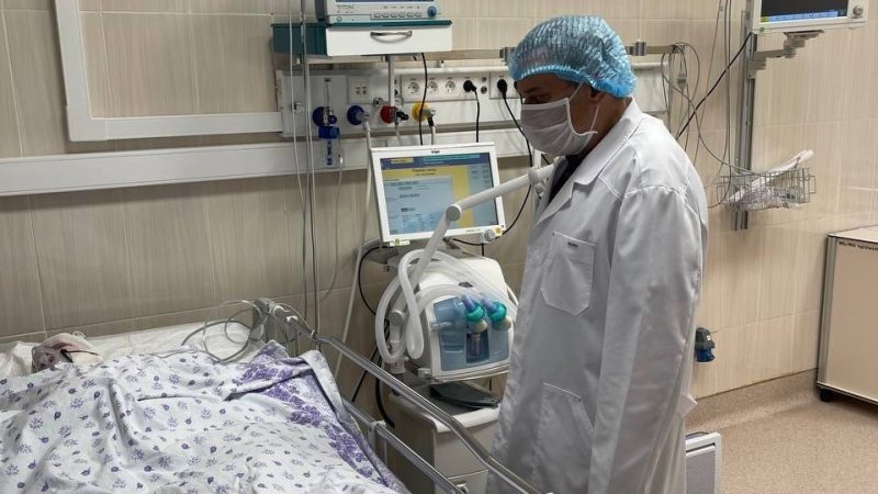 Александр Хинштейн у кровати 5-летнего Толика. (https://vk.com/a_hinshtein) | Epoch Times Россия