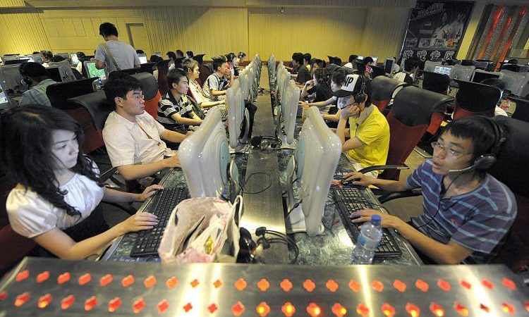Интернет-бар в Пекине. Компартия требует устанавливать программное обеспечение для цензуры на каждый компьютер, продаваемый в Китае. (Liu Jin/AFP/Getty Images) | Epoch Times Россия