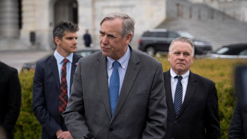 США намерены бороться с нарушениями прав человека в Китае и одновременно вести с ним торговые переговоры Сенатор Джефф Меркли (слева) вместе с председателем Исполнительной комиссии Конгресса по Китаю Крисом Смитом (справа) выступают на пресс-конференции, посвящённой последствиям принятия законопроекта о защите национальной безопасности (законопроект «Статья 23»), в «Треугольнике Палаты представителей» возле здания Капитолия в Вашингтоне, 22 марта 2024 года. (Madalina Vasiliu/The Epoch Times)