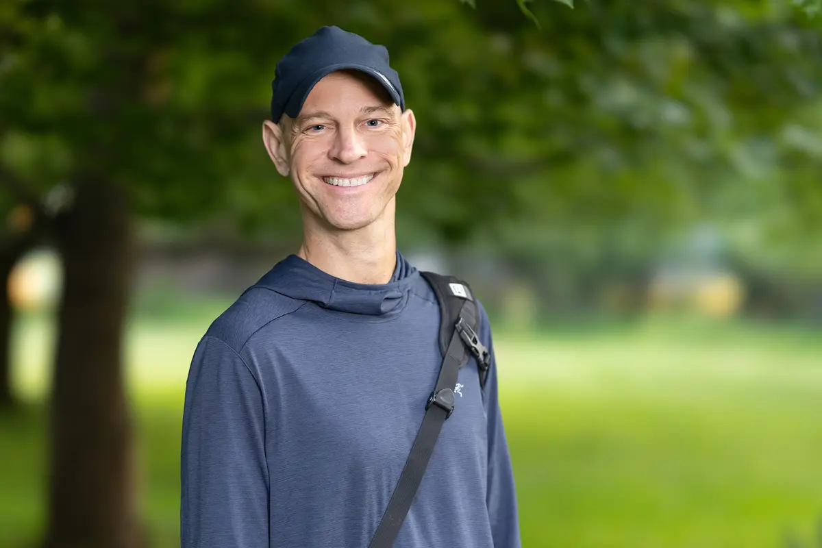 Фотограф снимает редких певчих птиц повсюду, даже на кладбищах и в джунглях Шри-Ланки и Индии