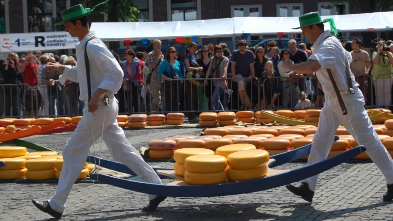 По утрам в пятницу с апреля по август в Алкмааре, Нидерланды, сыроделы аккуратно выкладывают свои сыры для потенциальных покупателей. (Cameron Hewitt, Rick Steves’ Europe) | Epoch Times Россия