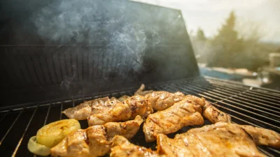 Чтобы сохранить курицу-гриль сочной, маринуйте в йогурте (рецепт)