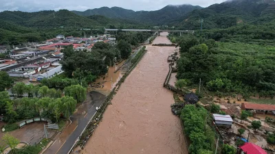 Из-за сильных дождей на севере Китая погибли по меньшей мере 30 человек