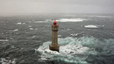 Маяк «Ля Жюмьен» в море Ируаз у побережья Бретани, Франция. https://vk.com/cityescapeclub