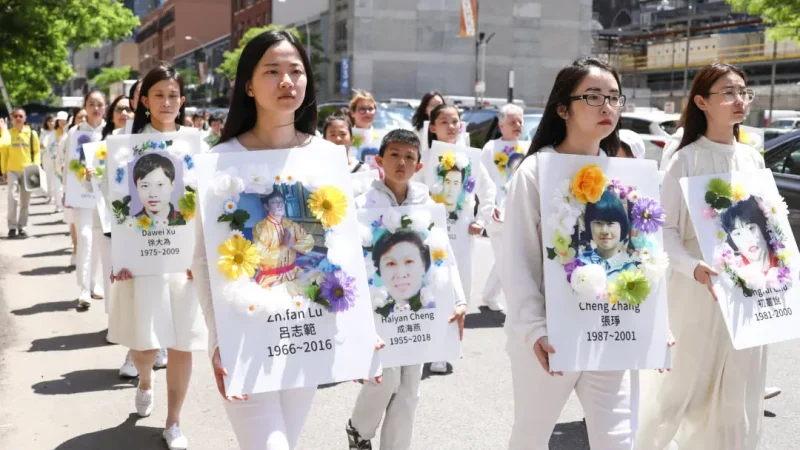 Практикующие Фалуньгун несут плакаты с изображениями жертв, погибших в результате преследований в Китае, во время парада в честь Всемирного дня Фалунь Дафа в Нью-Йорке 16 мая 2019 года. (Samira Bouaou/The Epoch Times) | Epoch Times Россия