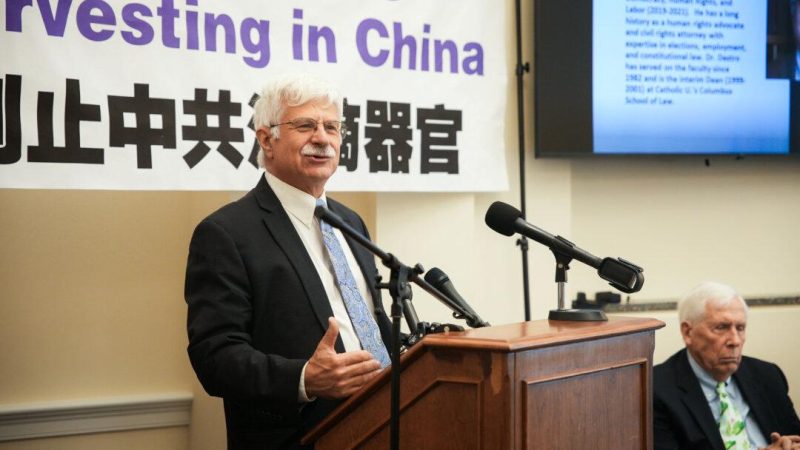 Роберт Дестро, бывший помощник госсекретаря по вопросам демократии, прав человека и труда, выступает на брифинге, посвящённом насильственному извлечению органов в Китае, в офисном здании Cannon House в Вашингтоне, 4 сентября 2024 года. (Alex Martin/The Epoch Times) | Epoch Times Россия