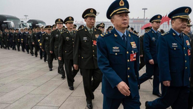 Военные чистки в Китае свидетельствуют об углубляющемся кризисе на высшем уровне Делегаты от китайских военных перед заключительным заседанием Всекитайского собрания народных представителей в Пекине, 11 марта 2025 года. (Kevin Frayer/Getty Images) | Epoch Times Россия