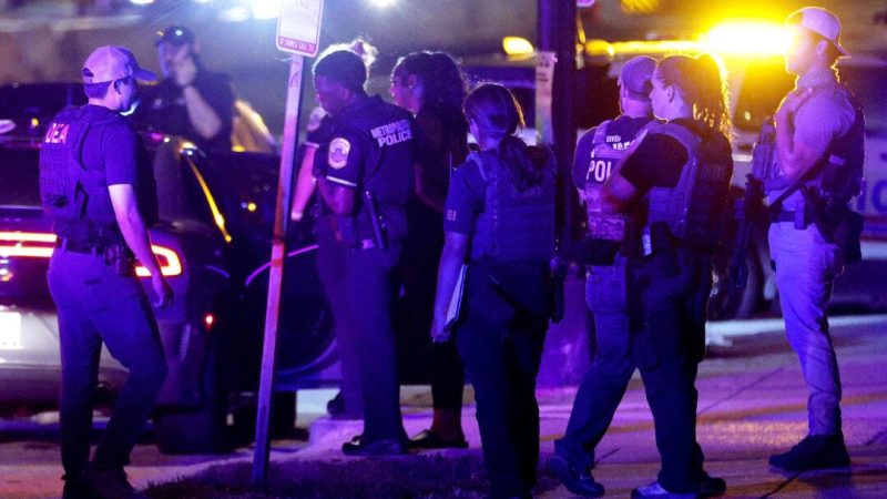 Преступность в Вашингтоне: что нужно знать Федеральные и местные правоохранительные органы осматривают автомобиль подозреваемого на Саут-Кэпитол-стрит в Вашингтоне, 11 августа 2025 года. (Alex Wong/Getty Images) | Epoch Times Россия