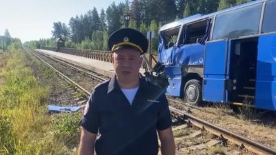 Трагедия на ж/д переезде Ленобласти: автобус с туристами попал под грузовой поезд