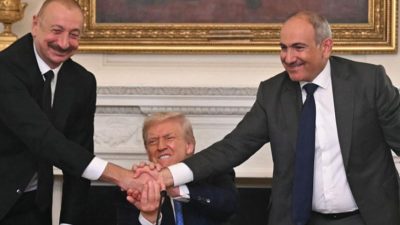 Президент США Дональд Трамп (в центре), президент Азербайджана Ильхам Алиев (слева) и премьер-министр Армении Никол Пашинян  после подписания соглашения в Белом доме в Вашингтоне, округ Колумбия, 8 августа 2025 года. (ANDREW CABALLERO-REYNOLDS/AFP via Getty Images)