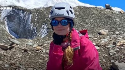 Альпинисты отказались спасать россиянку с пика Победы (видео)