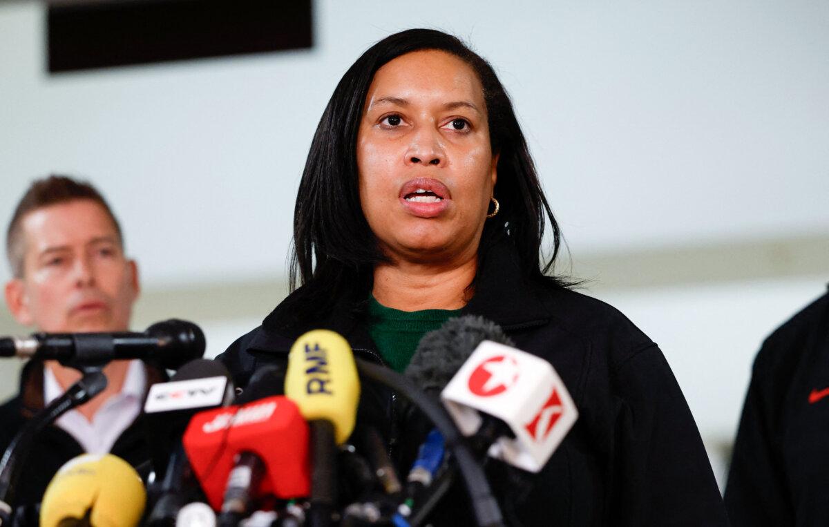 Мэр Вашингтона Мюриэл Баузер выступает на брифинге для СМИ в Национальном аэропорту имени Рейгана в Арлингтоне, штат Вирджиния, 30 января 2025 года. (Ting Shen/AFP via Getty Images) Преступность в Вашингтоне: что нужно знать