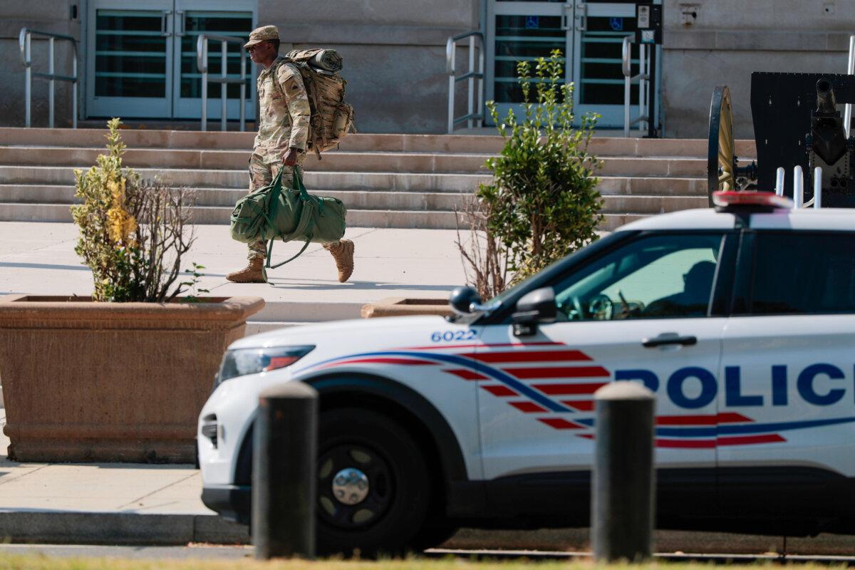 Военнослужащий Национальной гвардии прибывает в штаб-квартиру гвардии в Оружейной палате округа Колумбия в Вашингтоне, 12 августа 2025 года. (Photo by Anna Moneymaker/Getty Images) Преступность в Вашингтоне: что нужно знать
