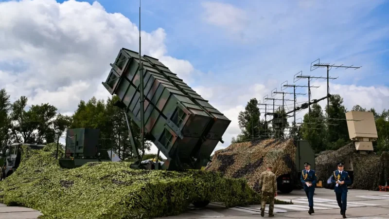 Украинские военнослужащие проходят мимо батареи противовоздушной обороны Patriot американского производства в неизвестном месте, 4 августа 2024 года. (Sergei Supinsky/AFP via Getty Images) | Epoch Times Россия