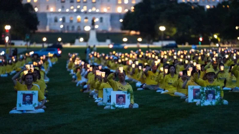 Акция со свечами в память о практикующих Фалуньгун, погибших в ходе преследования. Вашингтон, 17 июля 2025 года. (Madalina Kilroy/The Epoch Times) | Epoch Times Россия