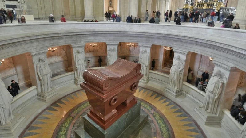 Посетители гробницы Наполеона могут перегнуться через перила и поклониться императору. (Cameron Hewitt, Rick Steves’ Europe)
 | Epoch Times Россия