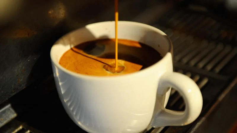 Цены на кофе штормят Чашка эспрессо готовится в The Conservatory Coffee, Tea, and Cocoa, семейной кофейне в Калвер-Сити, Калифорния, 8 сентября 2010 года. (Kevork Djansezian/Getty Images)